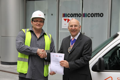 Jamie Dolling being presented with his cdertificate
